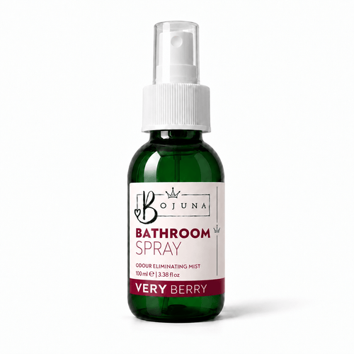 Bojuna Very Berry Bathroom Spray 100 ml, green bottle with white spray pump and berry-red label on a white background.